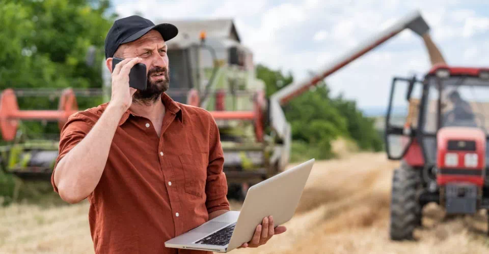 Inżynier rozmawiający przez telefon